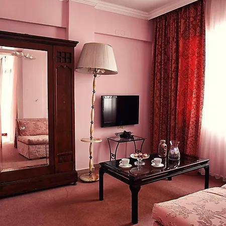 Pera Otel 3*